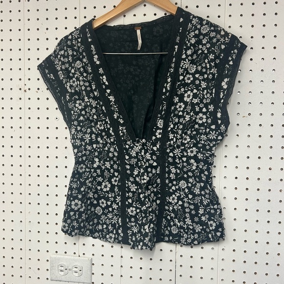 Free People Green and White Floral Blouse - Picture 2 of 6